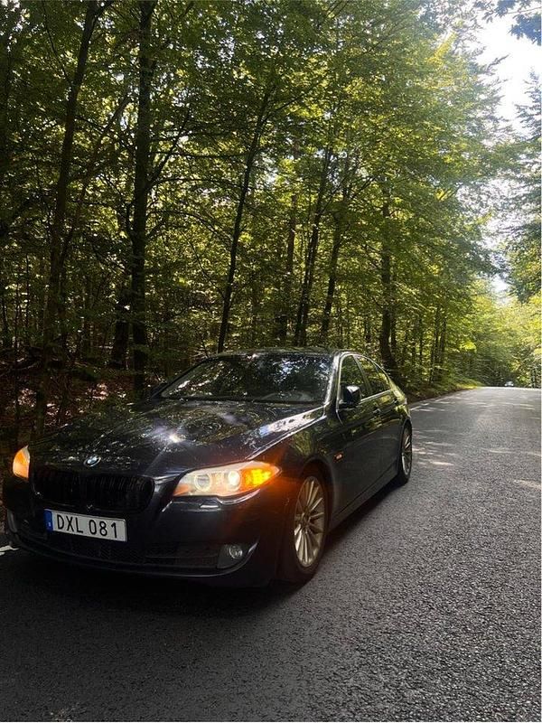 Blå Begagnad 2012 BMW 520 Comfort Edition Sedan | 100 000 kr (Bra pris) - Bild 1/4