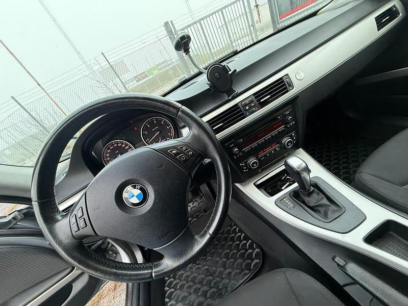 Begagnad BMW 318 143 HK (105 kW) 2009 Sedan