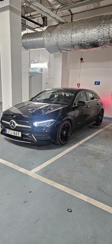 Svart Begagnad 2020 Mercedes CLA220 Shooting Brake AMG Kombi | 260 000 kr (Marknadspris) - Bild 1/4