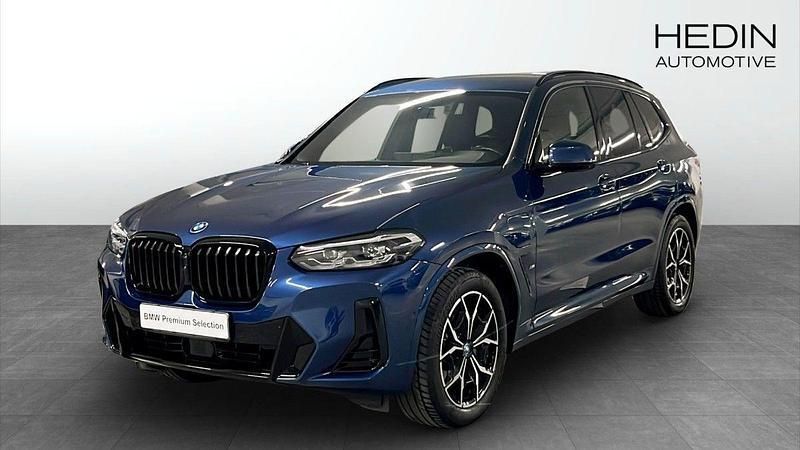 Blå (blue) Begagnad 2023 BMW X3 M Sport SUV | 539 700 kr (Marknadspris) - Bild 1/4