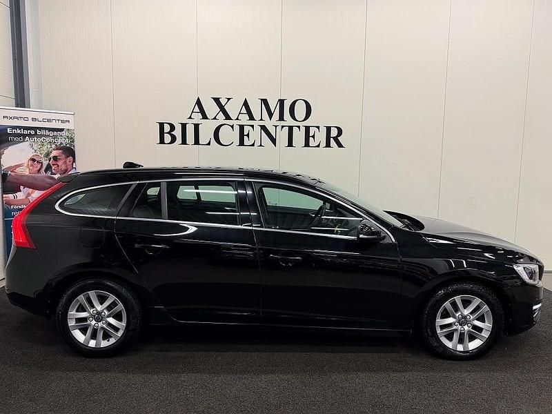 Begagnad Volvo V60 Momentum 152 HK (111 kW) 2016 Svart Kombi