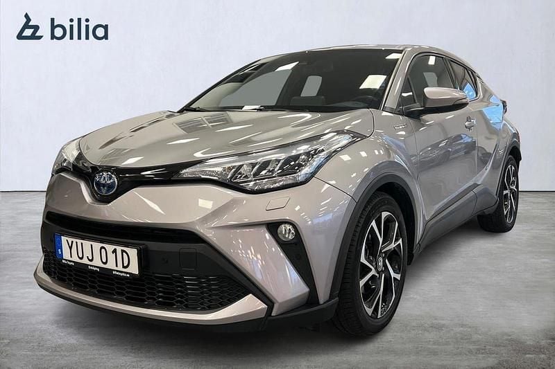 Mörkgrå (grå) Begagnad 2021 Toyota C-HR Edition SUV | 264 900 kr (Marknadspris) - Bild 1/3