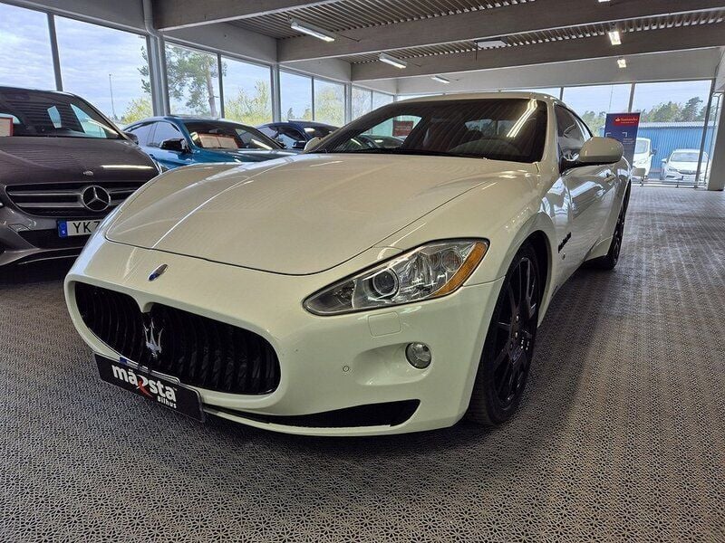 Vit Begagnad 2009 Maserati Granturismo Sportkupé | 389 900 kr - Bild 1/4