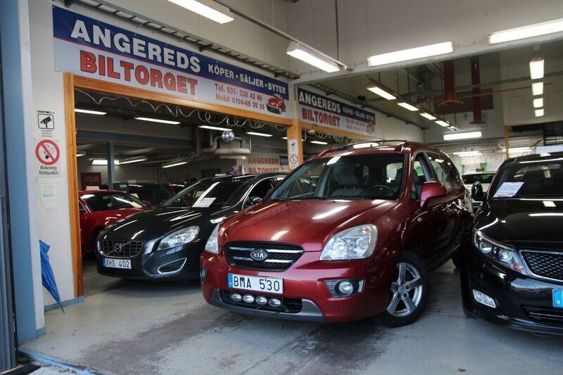 Röd (vinröd) Begagnad 2007 Kia Carens Minibuss | 19 999 kr (Marknadspris) - Bild 1/4