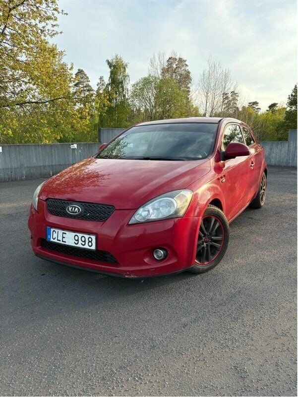 Röd Begagnad 2008 Kia ProCeed 4 Halvkombi | 20 000 kr (Marknadspris) - Bild 1/4