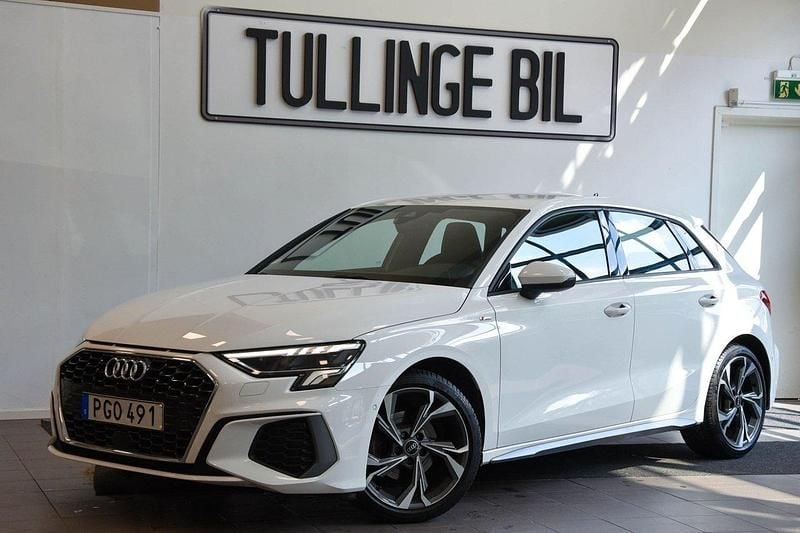 Vit Begagnad 2022 Audi A3 Sportback S-Line Halvkombi | 309 900 kr (Marknadspris) - Bild 1/4
