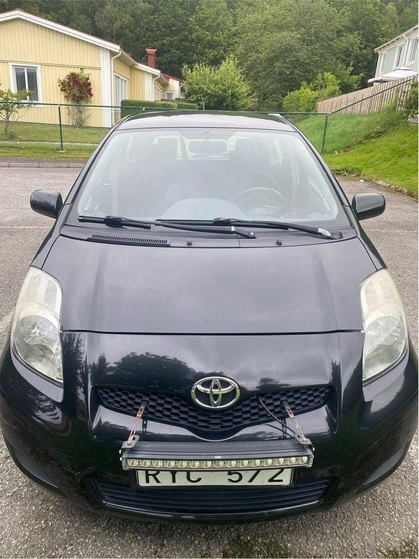 Svart Begagnad 2009 Toyota Yaris Halvkombi | 24 000 kr (Bra pris) - Bild 1/4