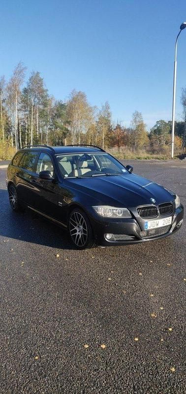 Svart Begagnad 2009 BMW 330 Comfort Edition Kombi | 105 000 kr (Marknadspris) - Bild 1/4