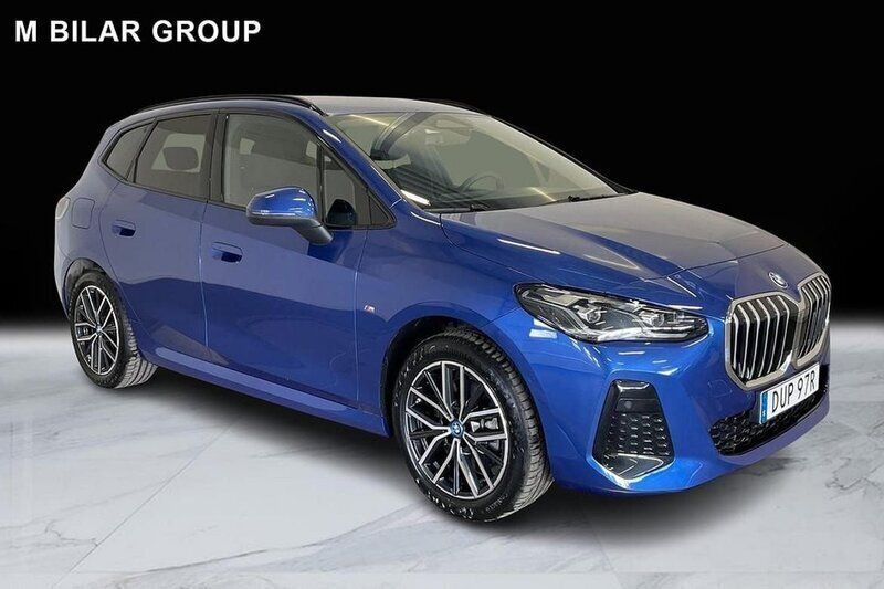 Blå Begagnad 2024 BMW 230e Active Tourer M Sport Minibuss | 519 000 kr (Marknadspris) - Bild 1/4