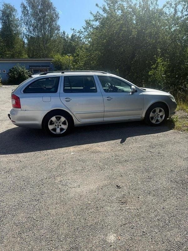 Silver Begagnad 2011 Skoda Octavia Elegance Kombi | 30 000 kr (Superpris) - Bild 1/4
