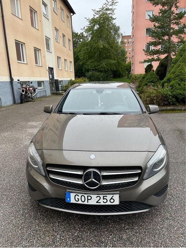 Grå Begagnad 2013 Mercedes A180 Style Halvkombi | 115 000 kr (Marknadspris) - Bild 1/4