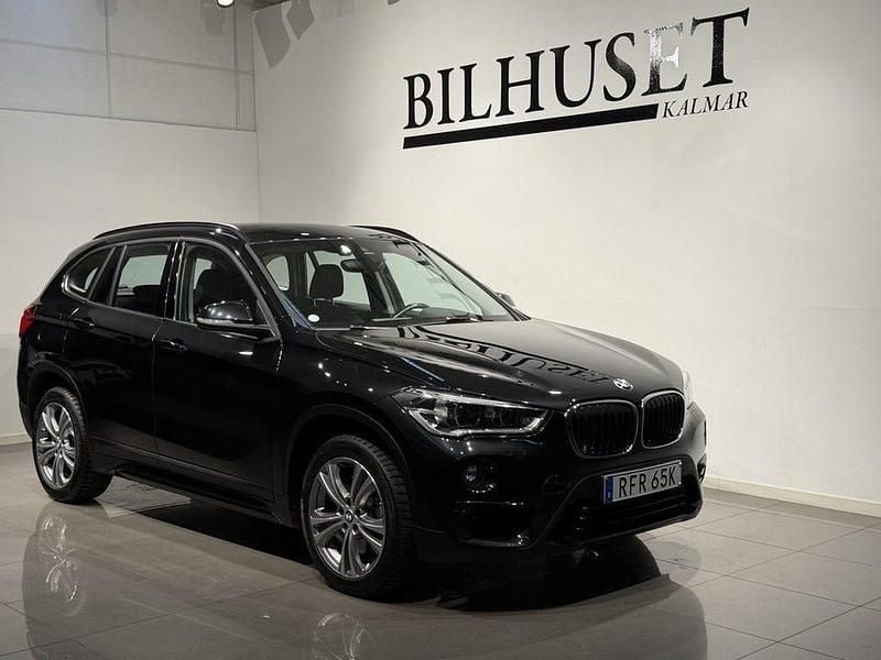 Svart Begagnad 2019 BMW X1 Sport Line SUV | 259 900 kr (Marknadspris) - Bild 1/4