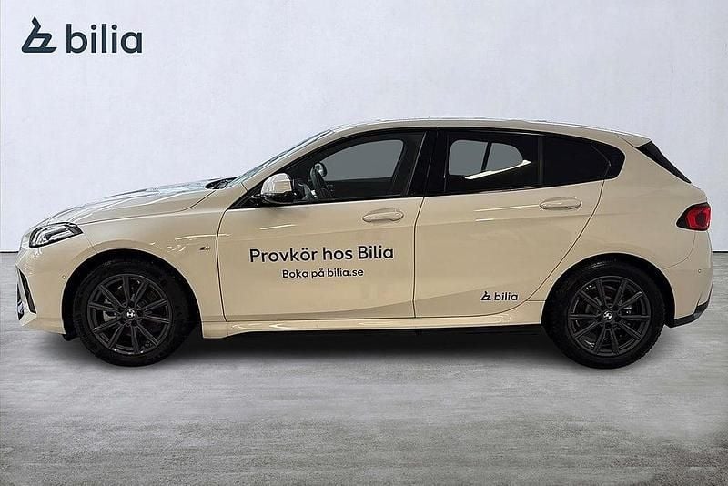 Begagnad BMW 120 Shadowline 170 HK (125 kW) 2025 Vit Halvkombi