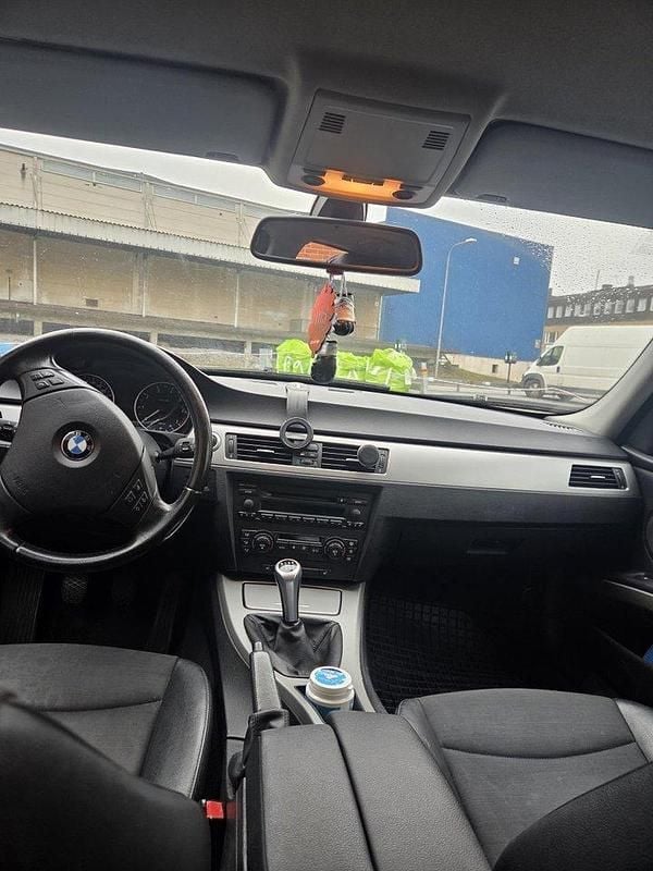 Grå Begagnad 2006 BMW 320 Advantage Sedan | 38 000 kr (Bra pris) - Bild 1/3