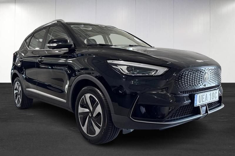 Svart (black) Begagnad 2021 MG ZS Luxury Sedan | 244 900 kr (Bra pris) - Bild 1/4