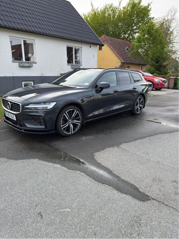 Grå Begagnad 2020 Volvo V60 R-Design Kombi | 400 000 kr (Marknadspris) - Bild 1/4