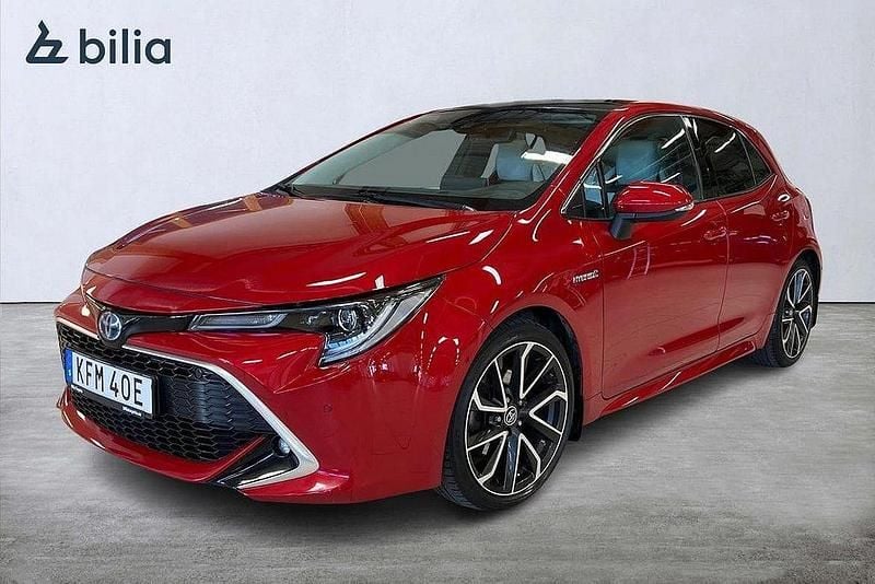 Röd Begagnad 2019 Toyota Corolla Hybrid Executive Halvkombi | 239 900 kr (Marknadspris) - Bild 1/4
