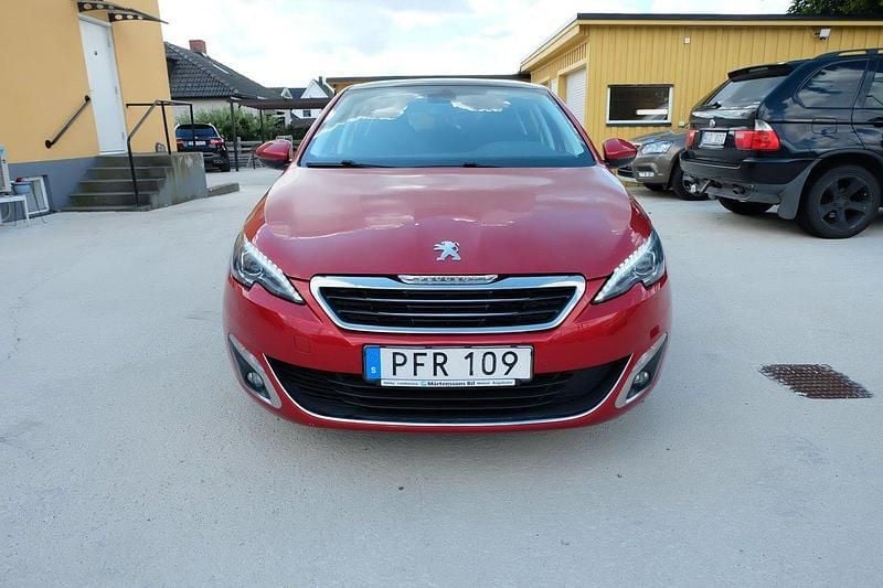 Ljusröd (röd) Begagnad 2017 Peugeot 308 Allure Halvkombi | 84 900 kr (Marknadspris) - Bild 1/4