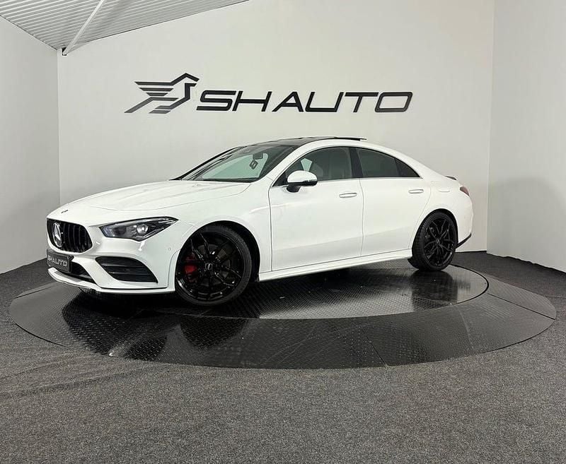 Vit Begagnad 2019 Mercedes CLA200 AMG Sportkupé | 294 900 kr (Marknadspris) - Bild 1/4