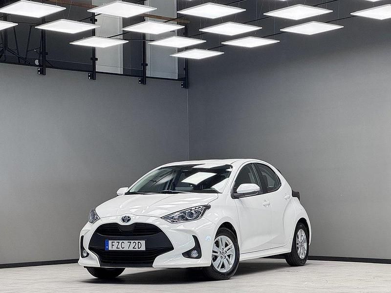 Vit Begagnad 2023 Toyota Yaris Hybrid Halvkombi | 229 900 kr (Marknadspris) - Bild 1/3