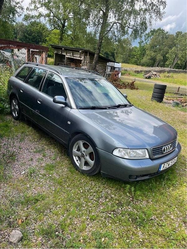 Grå Begagnad 2001 Audi A4 Kombi | 9 000 kr (Superpris) - Bild 1/4