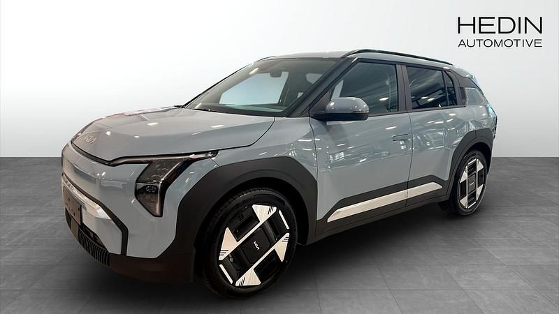 Blå (blue) Ny 2025 Kia EV3 Plus SUV | 539 300 kr (Lite dyr) - Bild 1/4