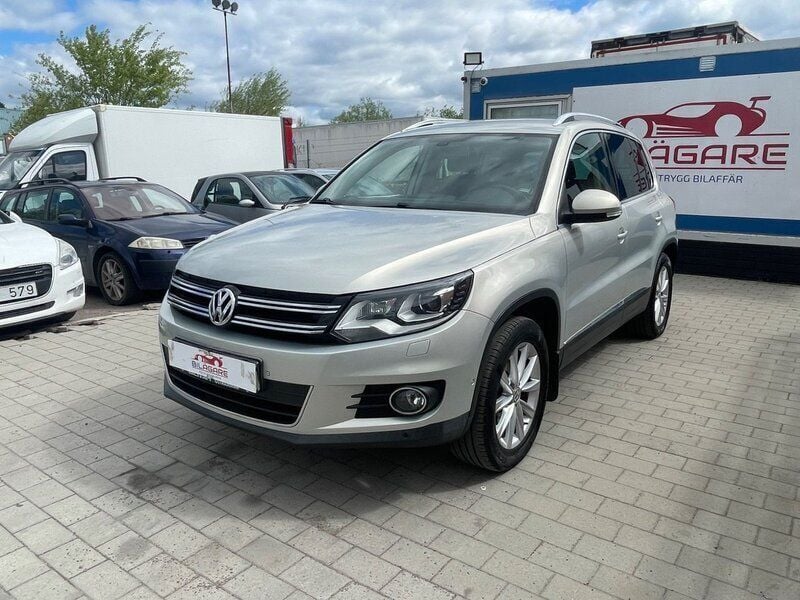 Ljusgrå Begagnad 2011 VW Tiguan SUV | 124 900 kr (Lite dyr) - Bild 1/4
