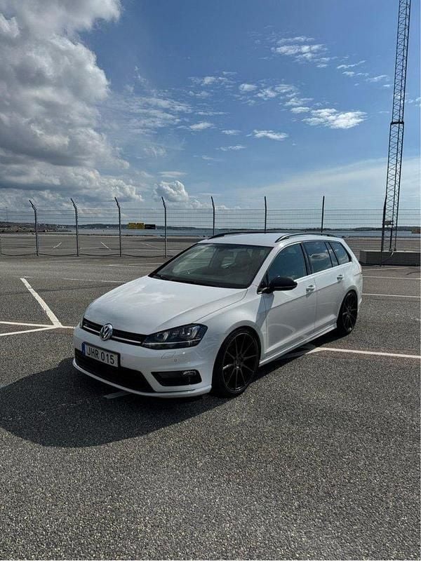 Vit Begagnad 2015 VW Golf VII R-line Kombi | 140 000 kr (Marknadspris) - Bild 1/4