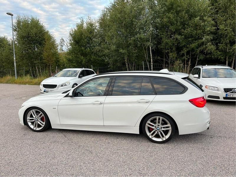 Vit Begagnad 2016 BMW 318 Sport Line Kombi | 119 900 kr (Marknadspris) - Bild 1/4