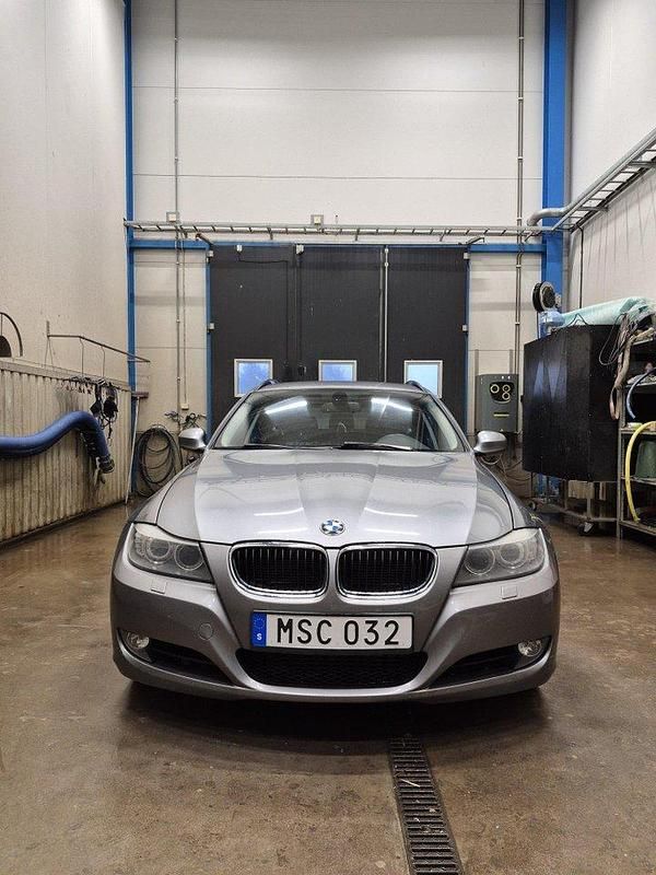 Grå Begagnad 2012 BMW 320 Kombi | 60 000 kr (Superpris) - Bild 1/4