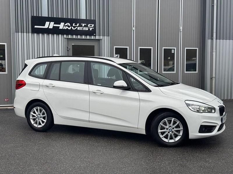 Vit Begagnad 2017 BMW 218 Gran Tourer Advantage Minibuss | 114 900 kr (Marknadspris) - Bild 1/4
