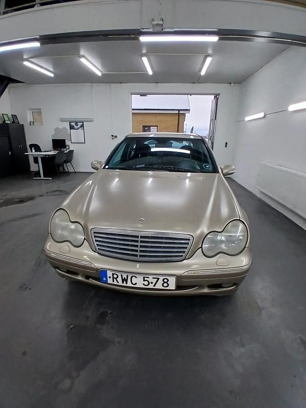Begagnad Mercedes C240 170 HK (125 kW) 2000 Travelinbeigemetallica