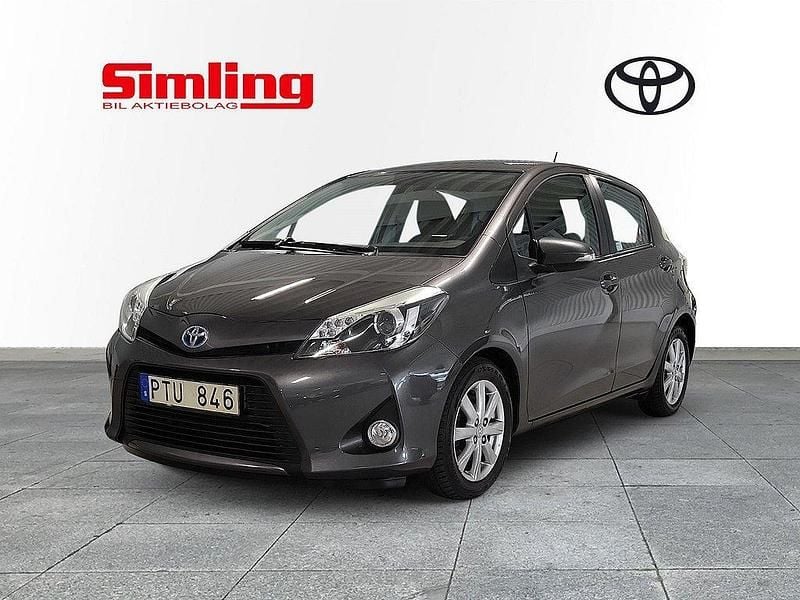 Mörkgrå Begagnad 2013 Toyota Yaris Hybrid Active Halvkombi | 99 900 kr (Marknadspris) - Bild 1/4