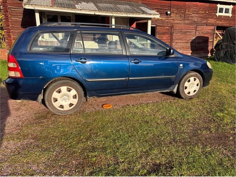 Blå Begagnad 2001 Toyota Corolla Kombi | 25 000 kr (Marknadspris) - Bild 1/4