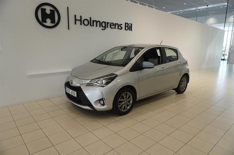 Silver Begagnad 2020 Toyota Yaris Active Sedan | 129 900 kr - Bild 1/4
