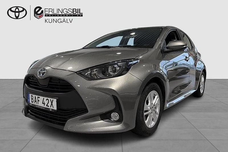 Grön Begagnad 2022 Toyota Yaris Hybrid Active Halvkombi | 209 900 kr (Marknadspris) - Bild 1/4