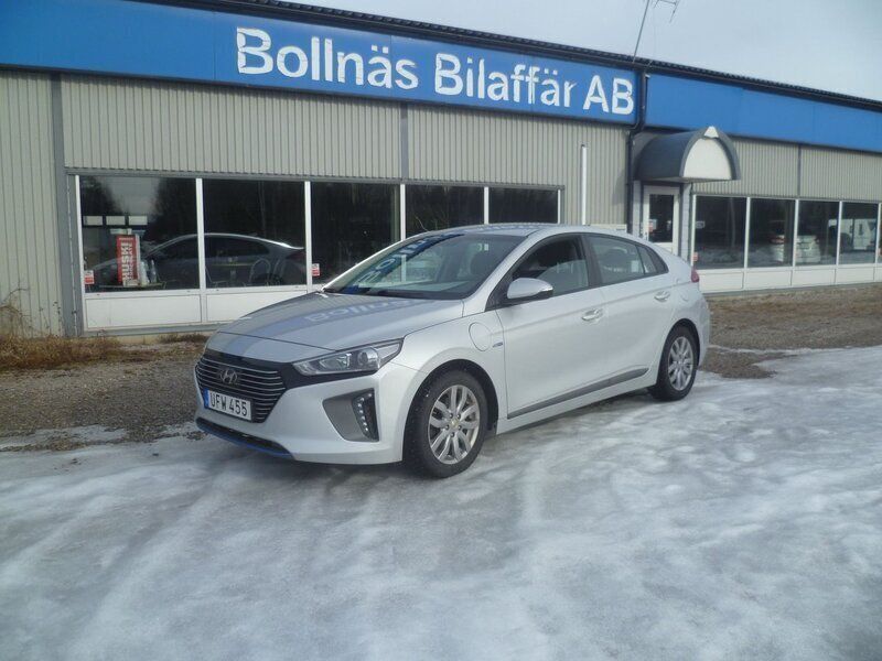Silver Begagnad 2018 Hyundai Ioniq Premium Sedan | 169 000 kr (Marknadspris) - Bild 1/4