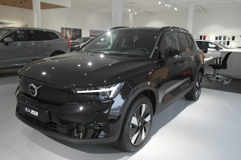 Svart Ny 2024 Volvo EX40 Plus SUV | 579 900 kr (Marknadspris) - Bild 1/4
