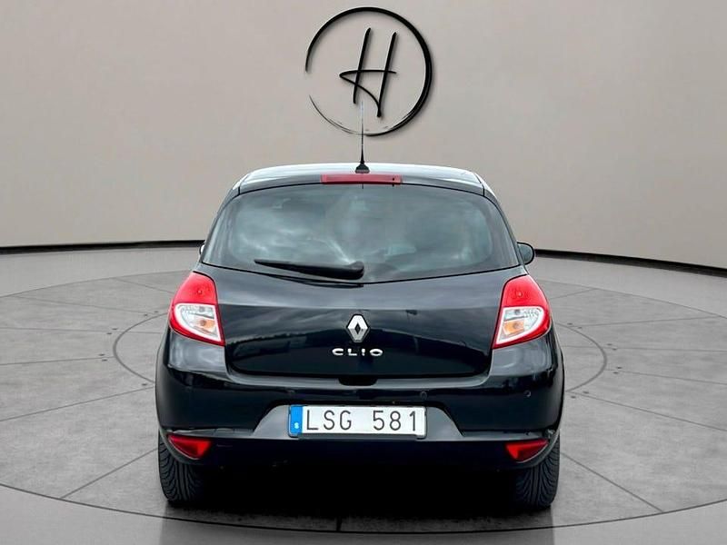 Begagnad Renault Clio II Night&Day 75 HK (55 kW) 2011 Svart Halvkombi