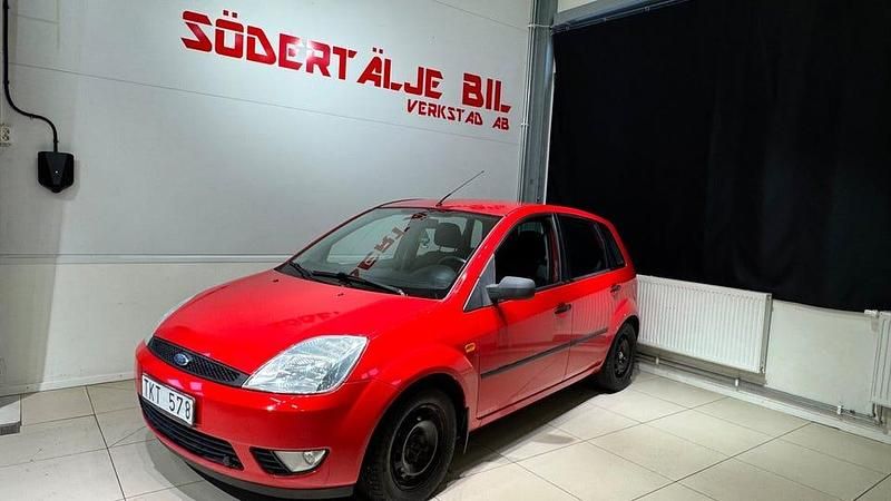 Röd Begagnad 2002 Ford Fiesta Halvkombi | 24 900 kr (Marknadspris) - Bild 1/4