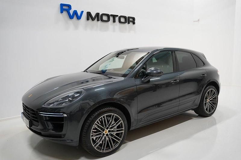 Mörkgrå Begagnad 2019 Porsche Macan Turbo Chrono SUV | 639 400 kr (Marknadspris) - Bild 1/4