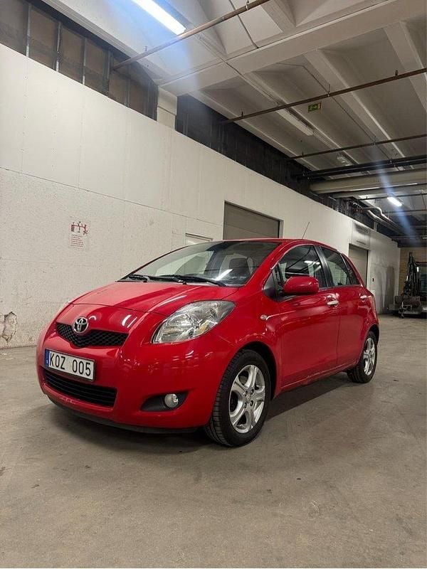 Röd Begagnad 2010 Toyota Yaris Halvkombi | 50 000 kr (Marknadspris) - Bild 1/4