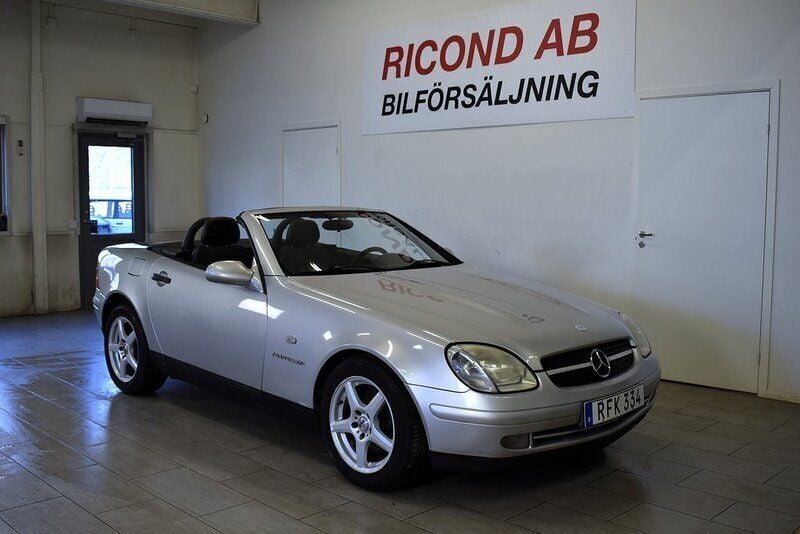 Ljusgrå Begagnad 1997 Mercedes SLK230 Cab | 69 900 kr - Bild 1/4