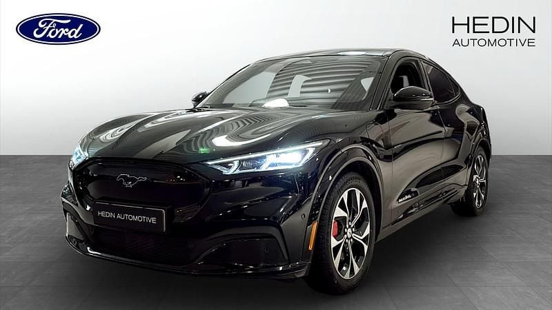 Svart Begagnad 2022 Ford Mustang Mach-E SUV | 414 900 kr (Lite dyr) - Bild 1/4