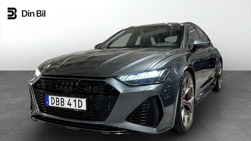 Grå Begagnad 2023 Audi RS6 Performance Kombi | 1 199 000 kr (Marknadspris) - Bild 1/4