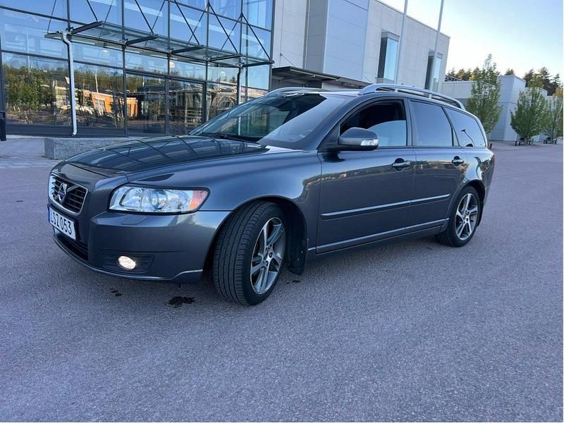 Grå Begagnad 2012 Volvo V50 Momentum Kombi | 60 000 kr (Marknadspris) - Bild 1/4