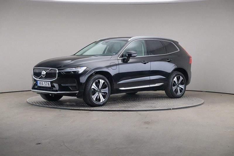 Svart (onyx svart) Begagnad 2023 Volvo XC60 Plus SUV | 459 000 kr (Marknadspris) - Bild 1/4