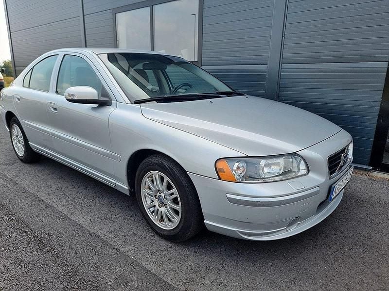 Ljusgrå Begagnad 2006 Volvo S60 Momentum Sedan | 34 900 kr (Marknadspris) - Bild 1/4