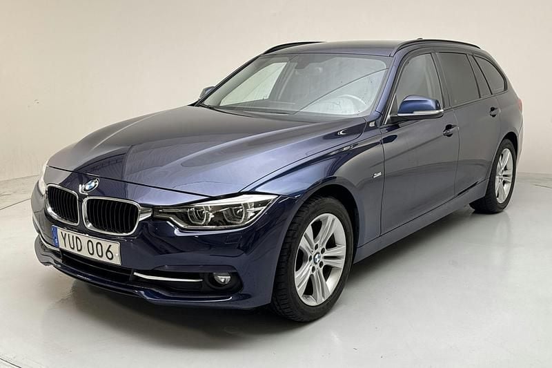 Blå Begagnad 2018 BMW 320 Sport Line Kombi | 204 800 kr (Bra pris) - Bild 1/4