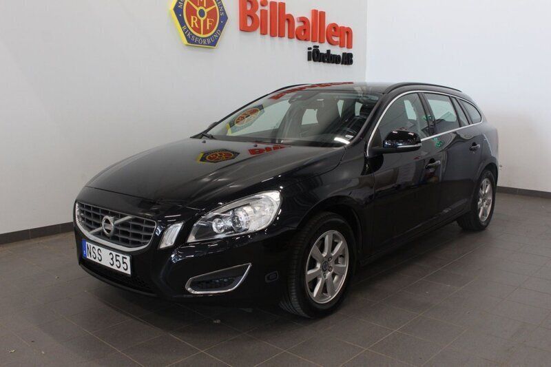 Svart Begagnad 2013 Volvo V60 Momentum Kombi | 119 900 kr (Marknadspris) - Bild 1/4